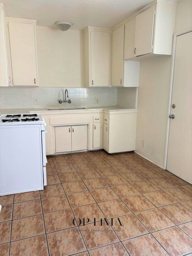 Apartment for rent at 10942 - 10948 Crenshaw Blvd, Inglewood, CA 90303