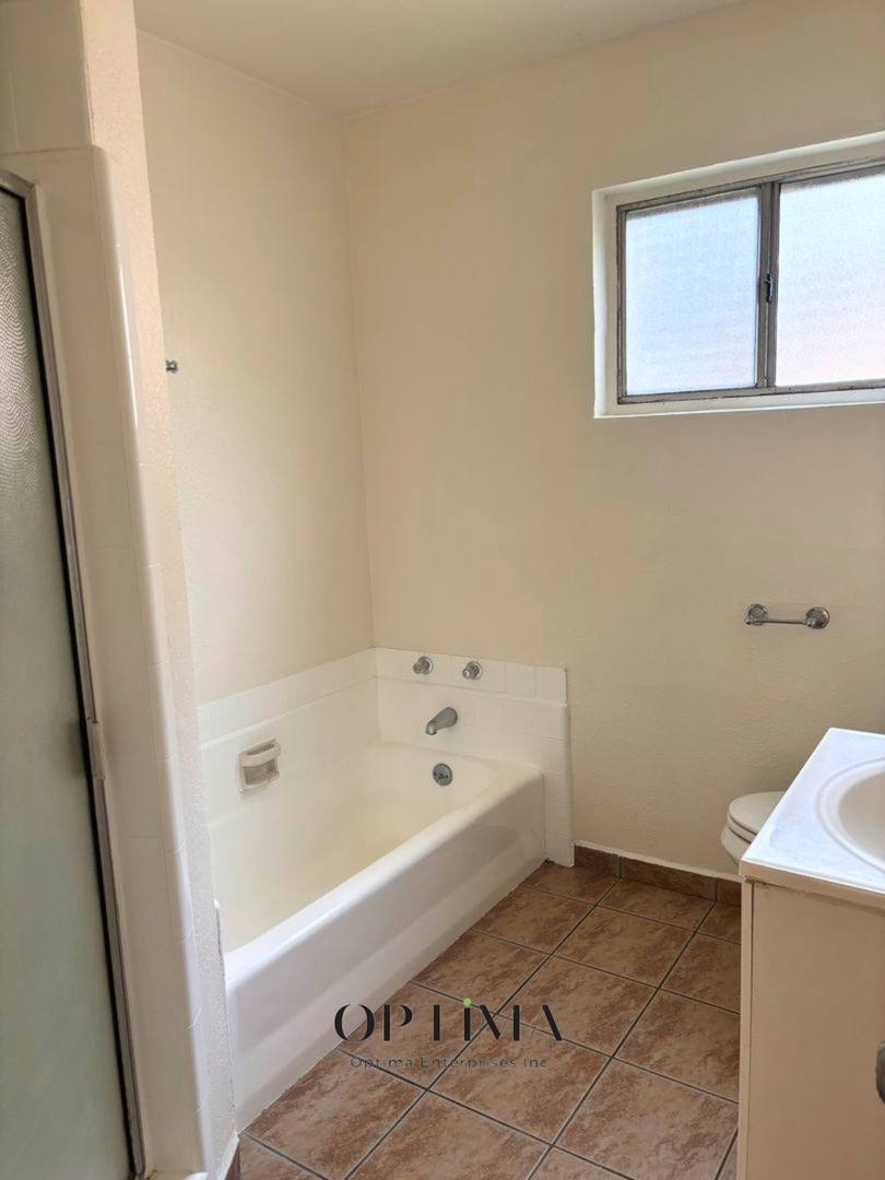 Apartment for rent at 10942 - 10948 Crenshaw Blvd, Inglewood, CA 90303
