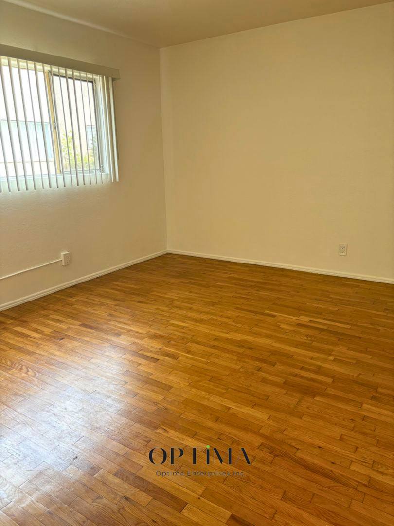 Apartment for rent at 10942 - 10948 Crenshaw Blvd, Inglewood, CA 90303