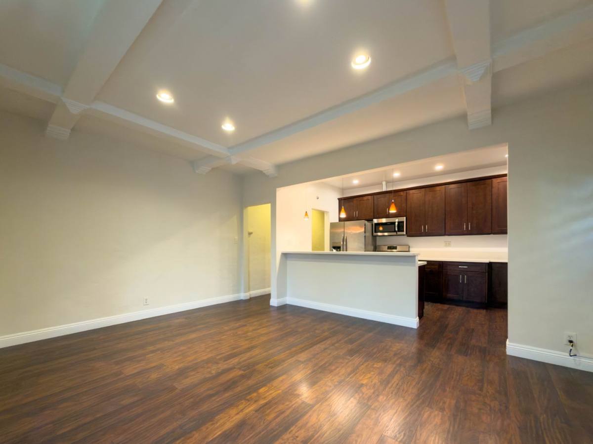 Apartment for rent at 137 S Roxbury Dr, Beverly Hills, CA 90212