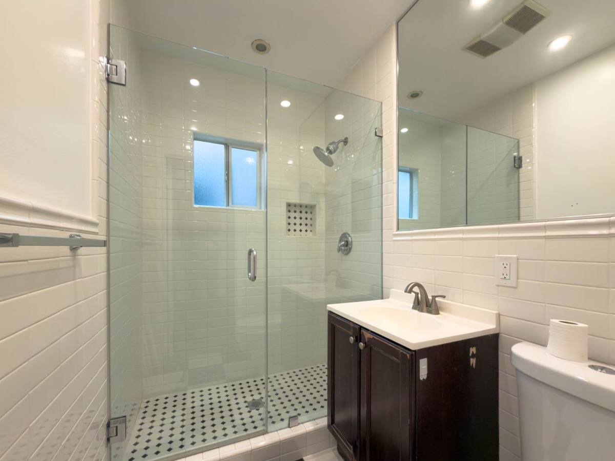 Apartment for rent at 137 S Roxbury Dr, Beverly Hills, CA 90212