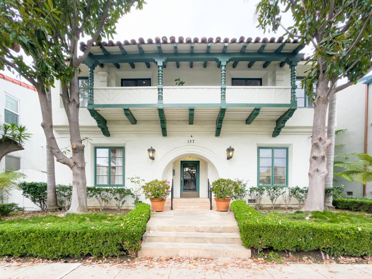 Apartment for rent at 137 S Roxbury Dr, Beverly Hills, CA 90212