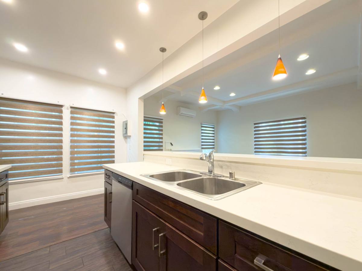 Apartment for rent at 137 S Roxbury Dr, Beverly Hills, CA 90212