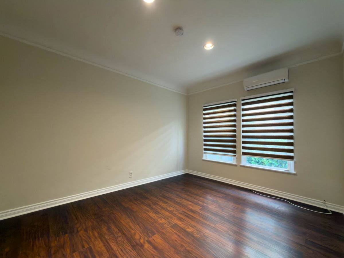 Apartment for rent at 137 S Roxbury Dr, Beverly Hills, CA 90212