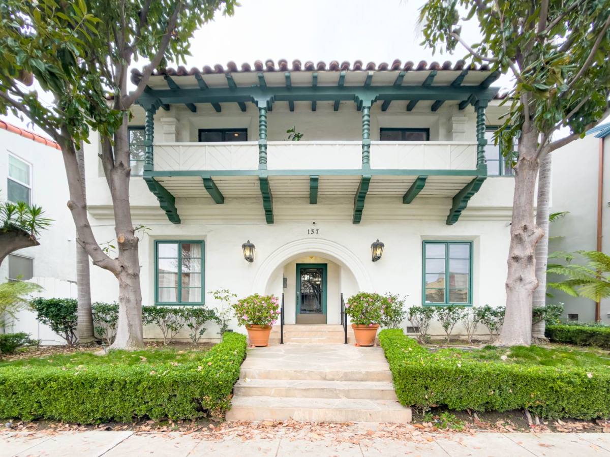 Apartment for rent at 137 S Roxbury Dr, Beverly Hills, CA 90212