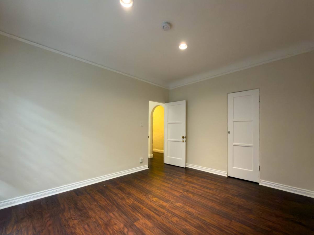 Apartment for rent at 137 S Roxbury Dr, Beverly Hills, CA 90212