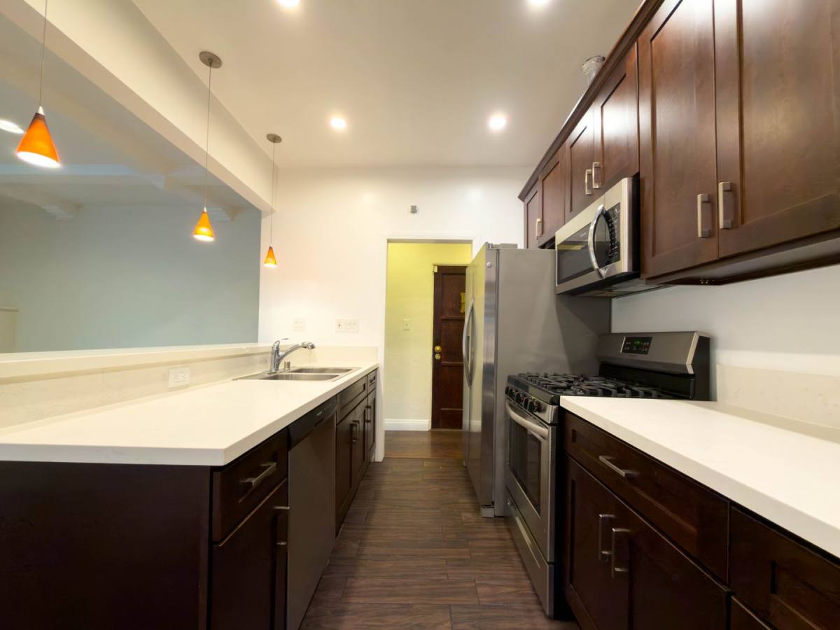 Apartment for rent at 137 S Roxbury Dr, Beverly Hills, CA 90212