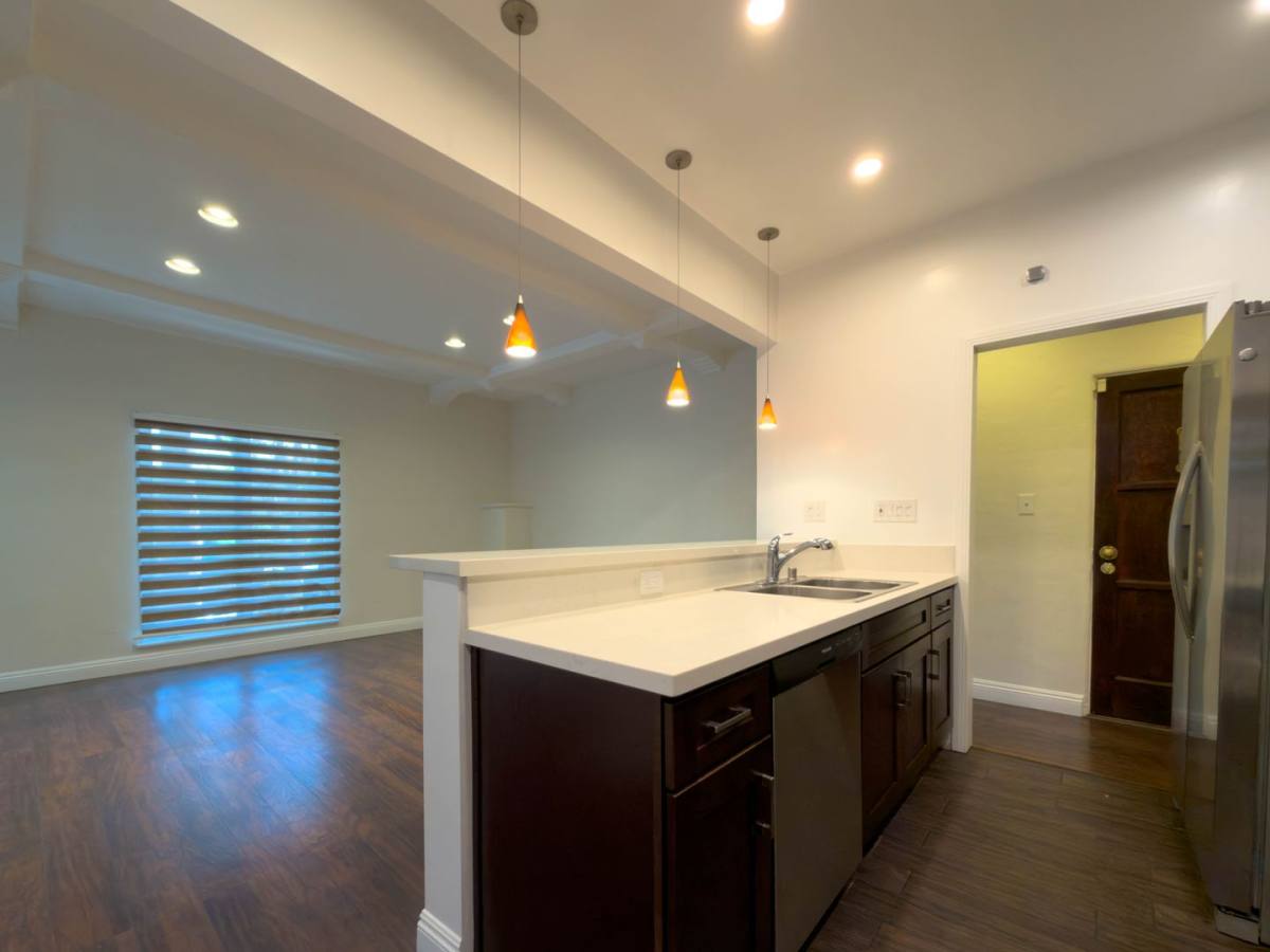 Apartment for rent at 137 S Roxbury Dr, Beverly Hills, CA 90212