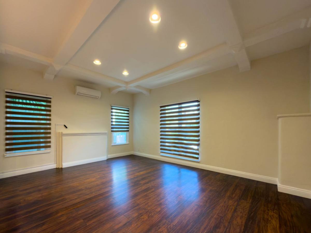 Apartment for rent at 137 S Roxbury Dr, Beverly Hills, CA 90212