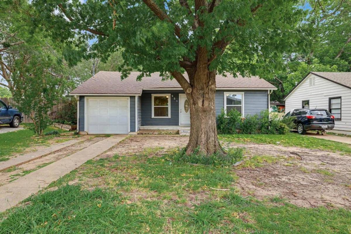 House for rent at 221 W Taylor St, Sherman, TX 75092