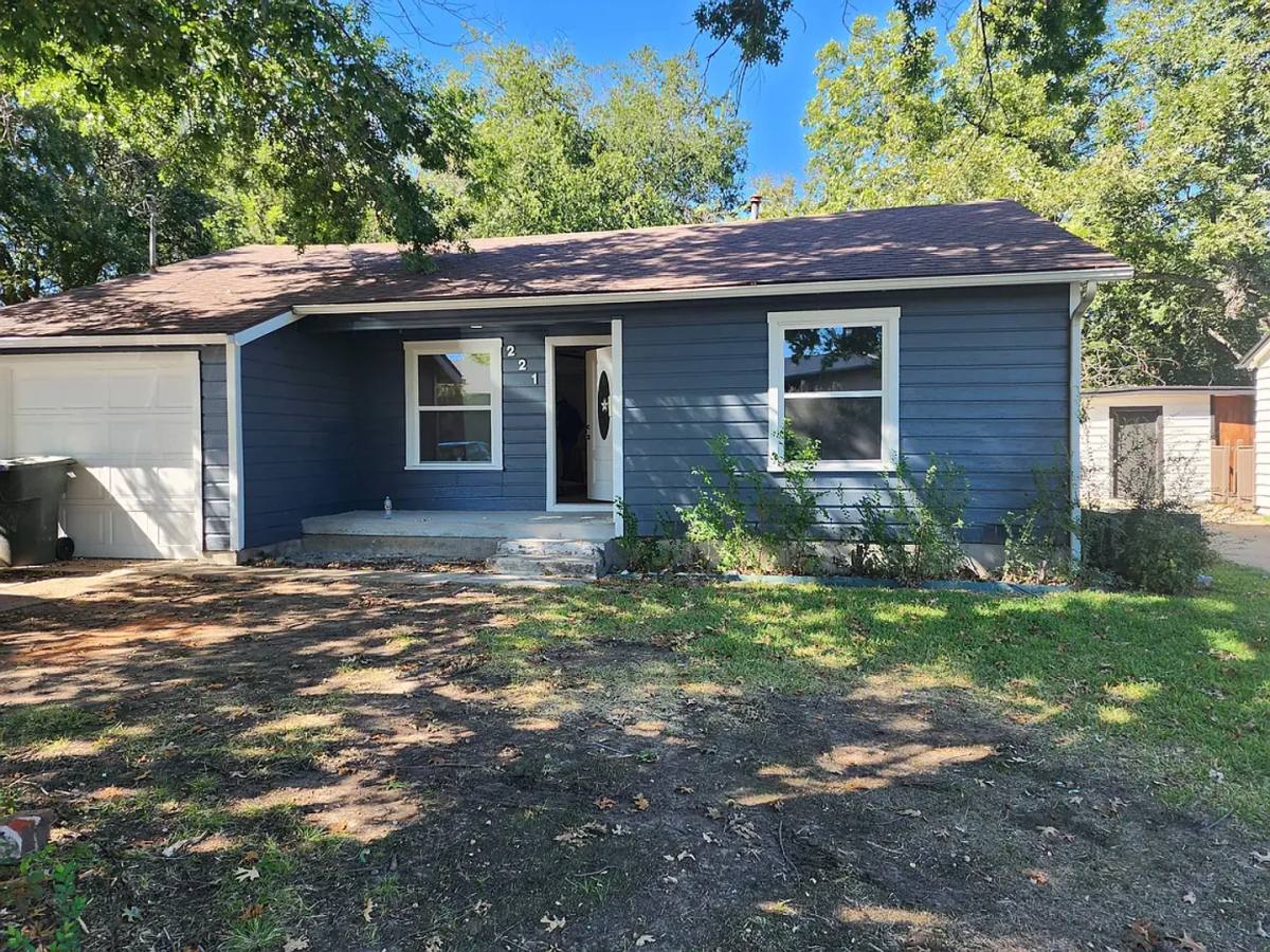 House for rent at 221 W Taylor St, Sherman, TX 75092