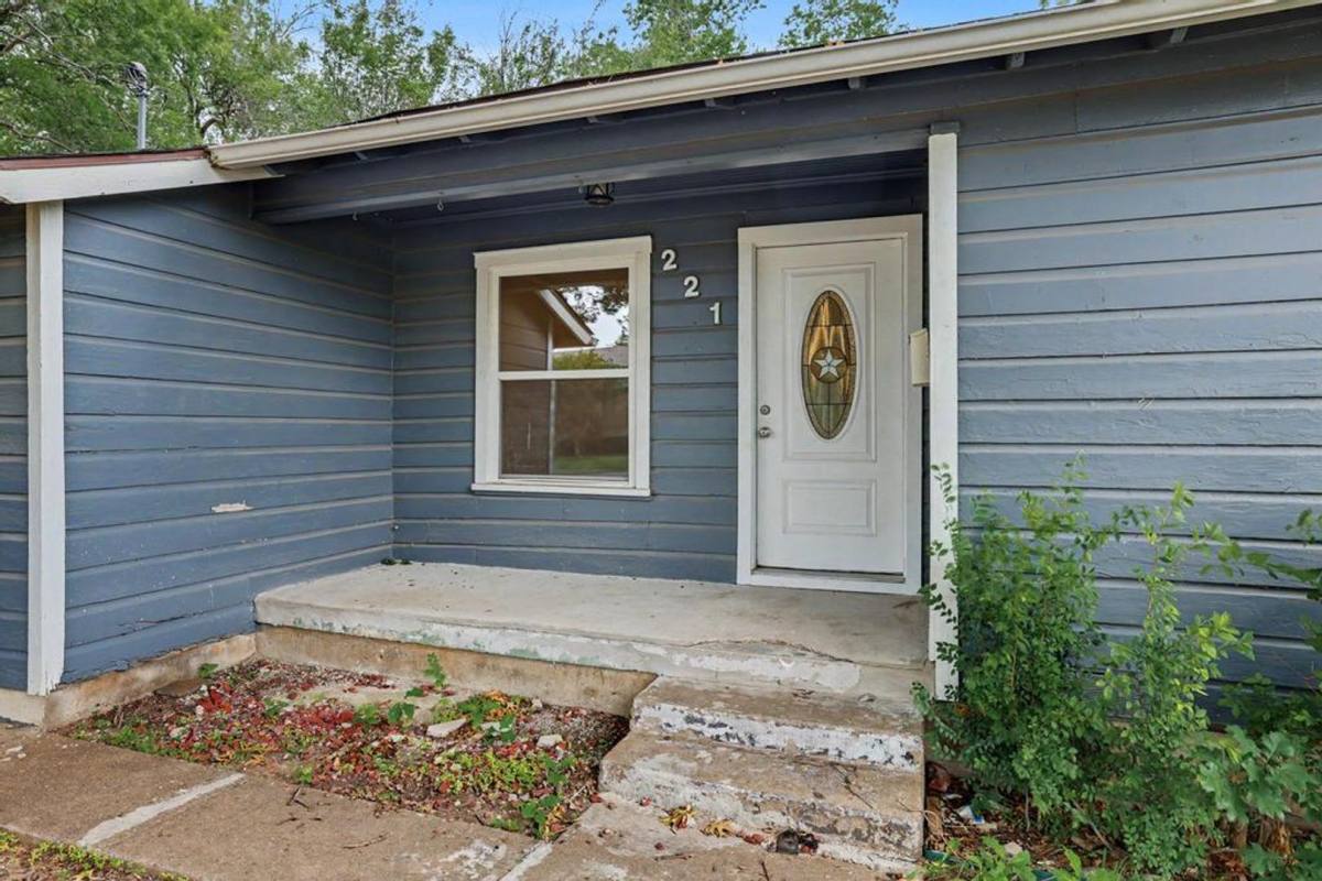 House for rent at 221 W Taylor St, Sherman, TX 75092