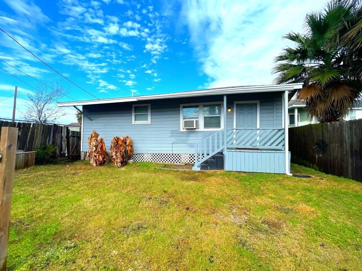 Apartment for rent at 5523 Ave O 1 #2, Galveston, TX 77551