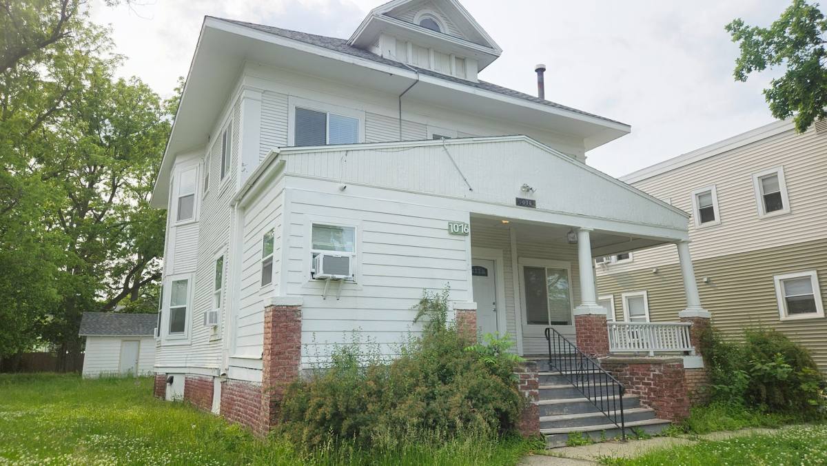 Apartment for rent at 1076 21st St, Des Moines, IA 50311