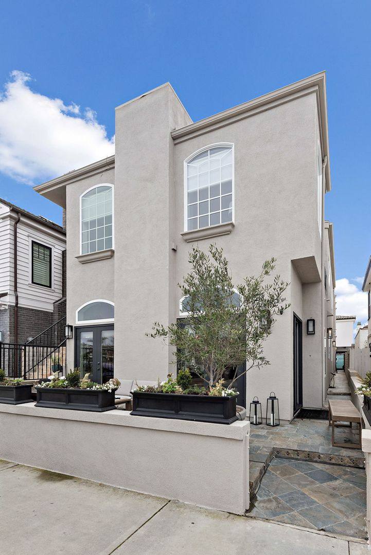 Townhouse for rent at 1229 W Balboa Blvd, Newport Beach, CA 92661