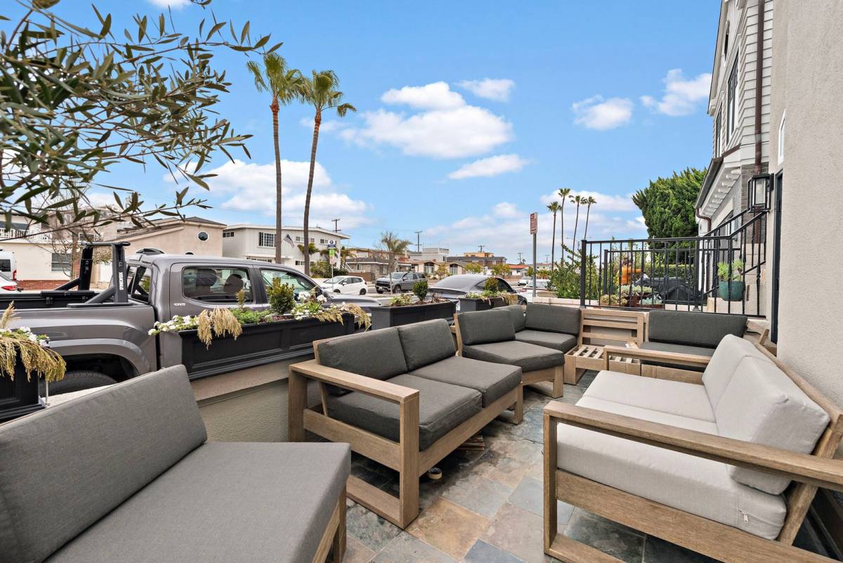 Townhouse for rent at 1229 W Balboa Blvd, Newport Beach, CA 92661