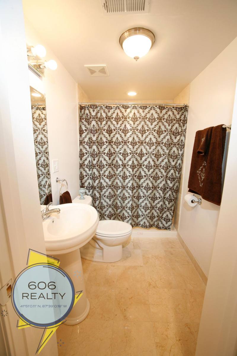 Condo for rent at 6954 N Greenview Ave, Chicago, IL 60626
