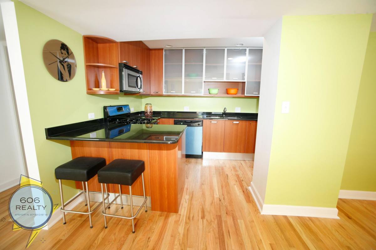 Condo for rent at 6954 N Greenview Ave, Chicago, IL 60626