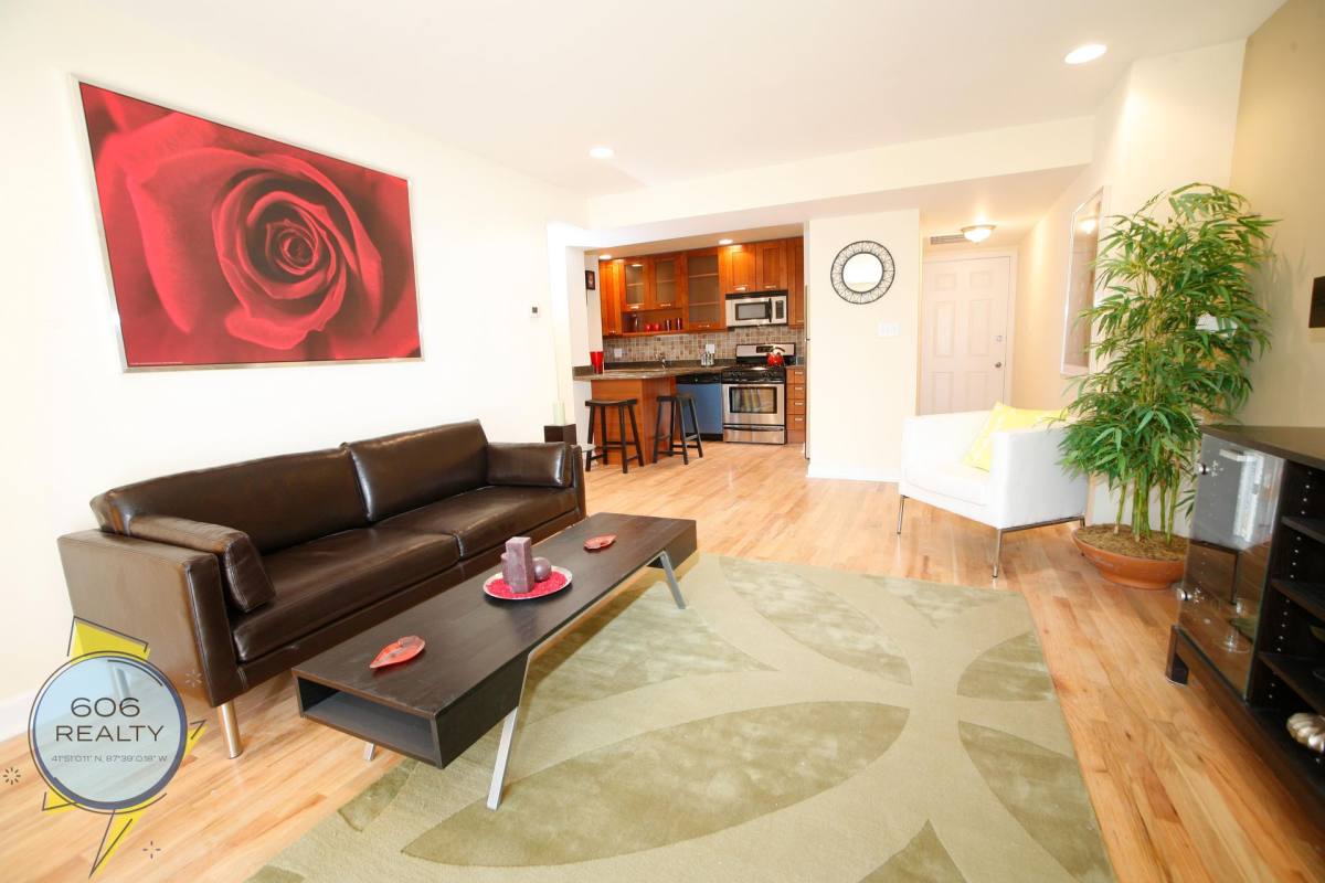 Condo for rent at 6954 N Greenview Ave, Chicago, IL 60626