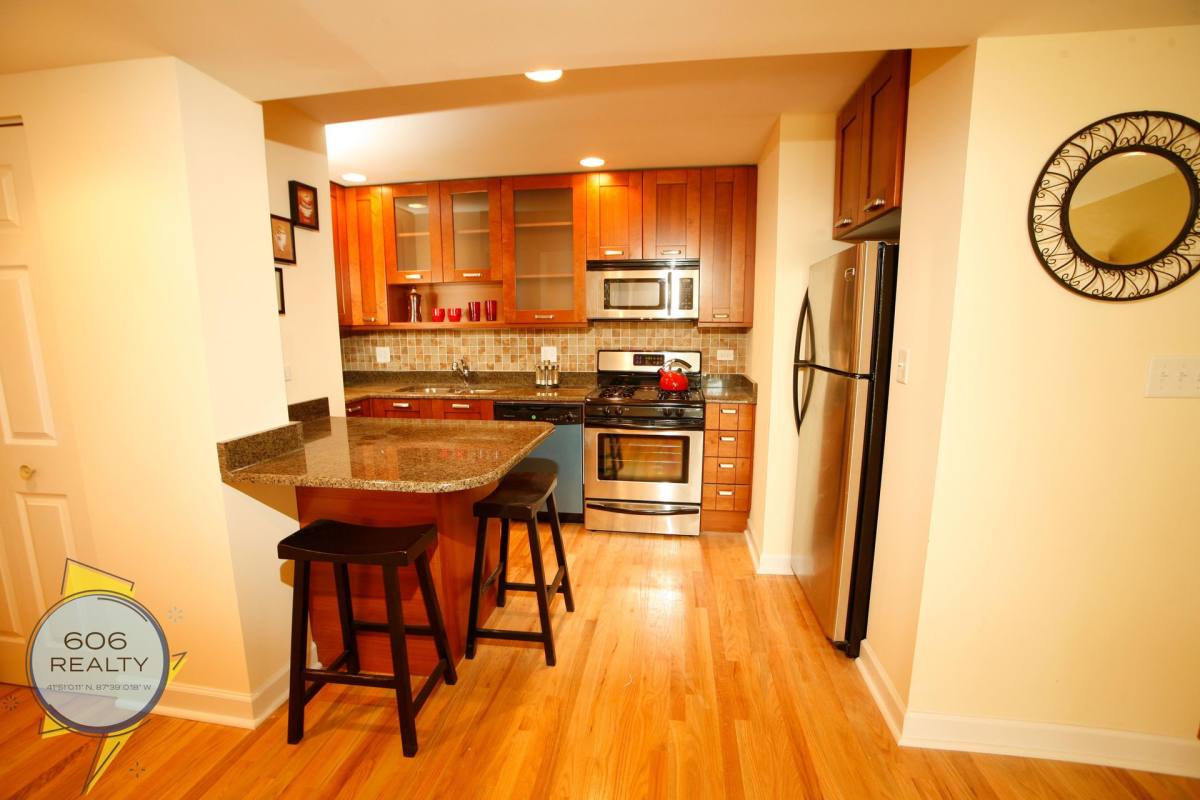 Condo for rent at 6954 N Greenview Ave, Chicago, IL 60626