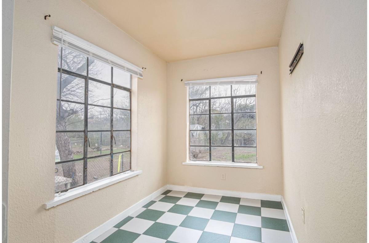 Apartment for rent at 928 Poinsettia, San Antonio, TX 78202