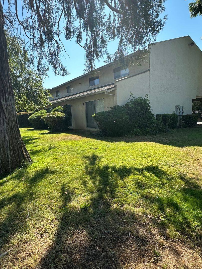 Townhouse for rent at 833 W 1st Ave, Chico, CA 95926