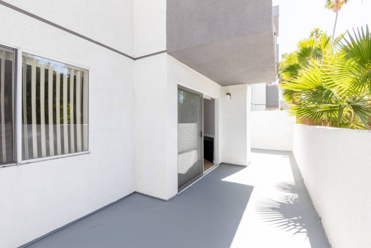 Apartment for rent at 130 S Alexandria, Los Angeles, CA 90004