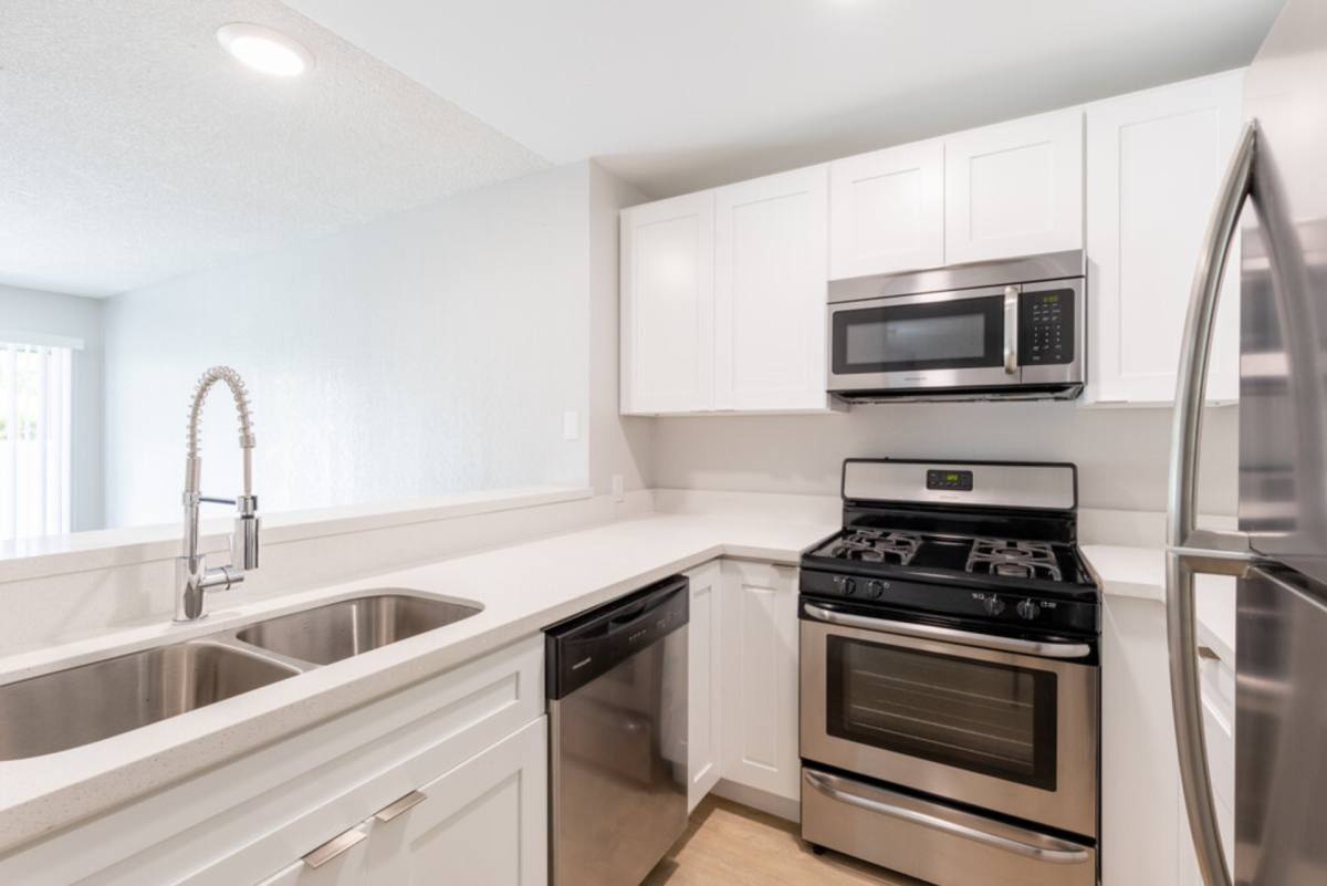 Apartment for rent at 130 S Alexandria, Los Angeles, CA 90004