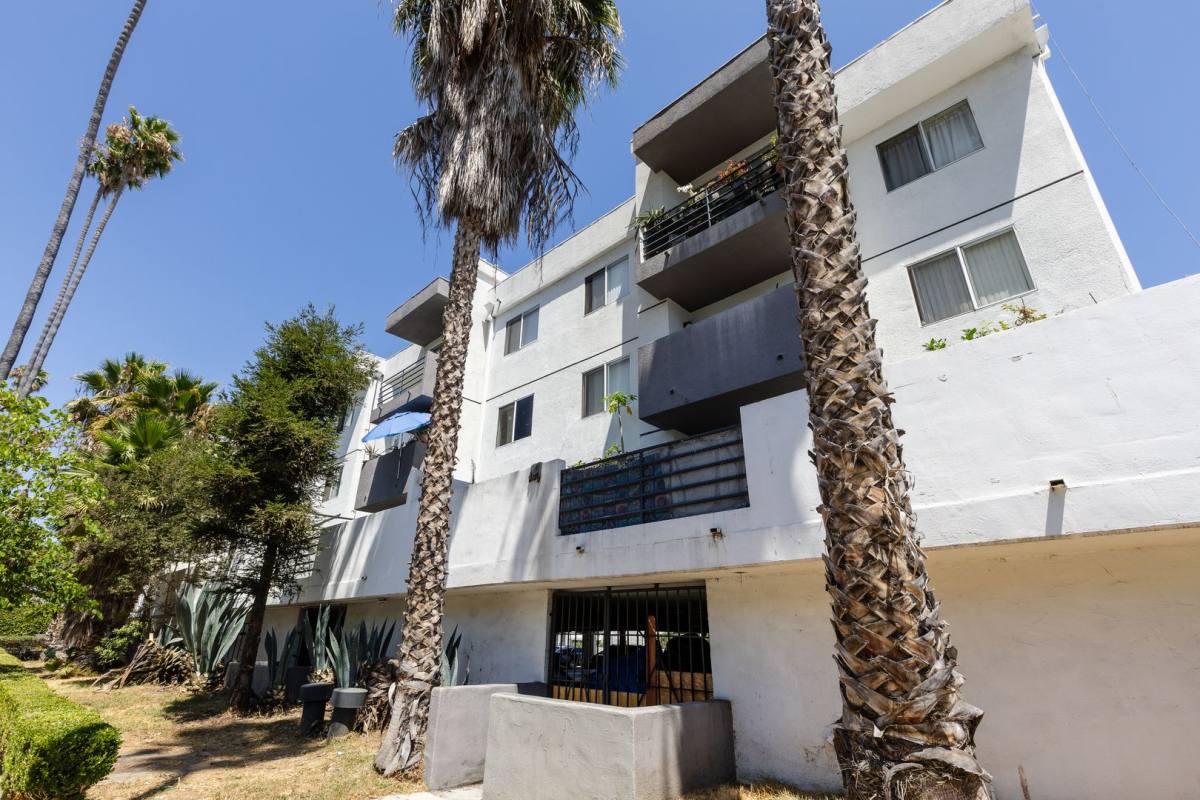 Apartment for rent at 130 S Alexandria, Los Angeles, CA 90004