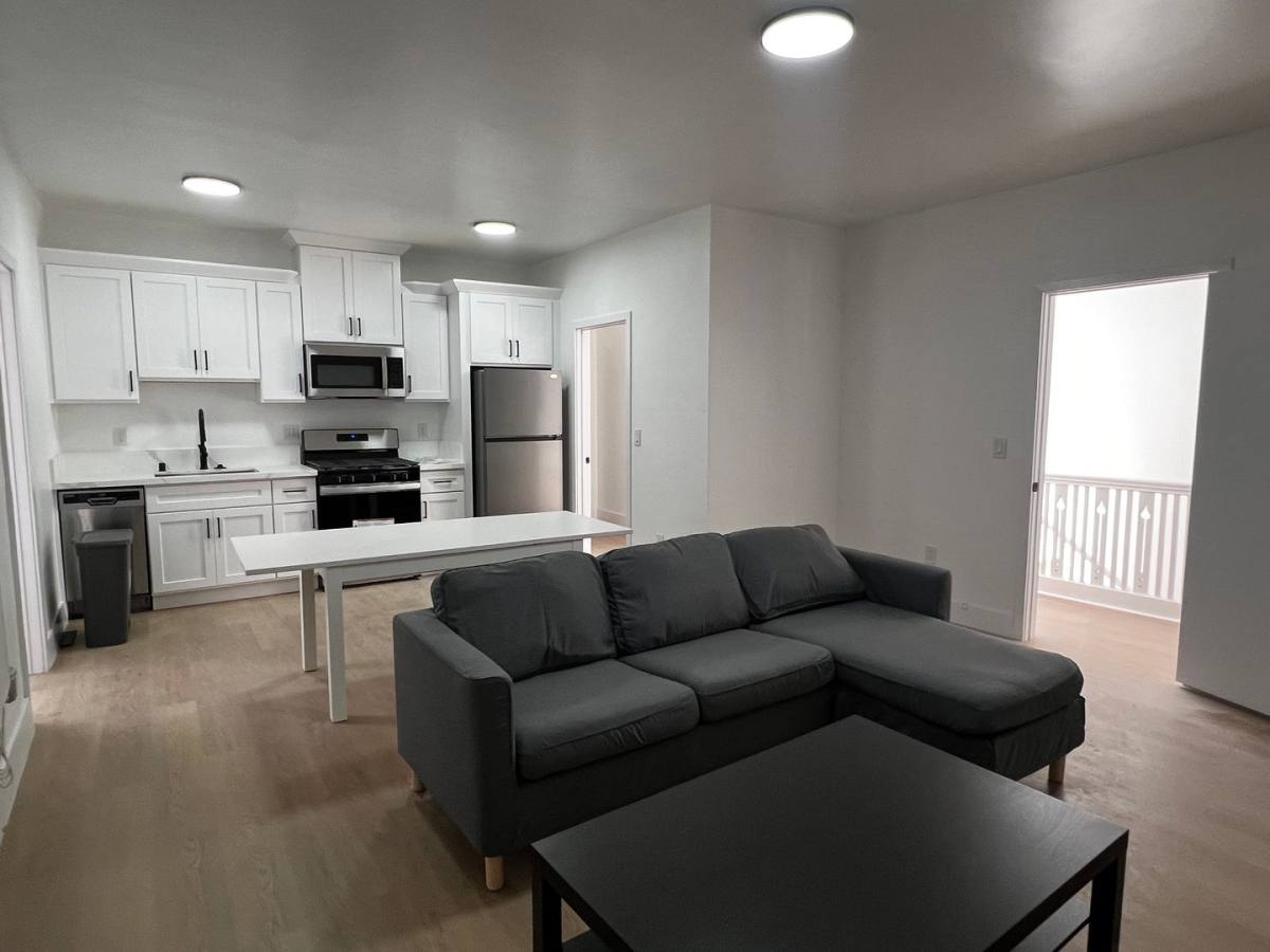 Apartment for rent at 2101 Bonsallo Ave, Venice, CA 90291