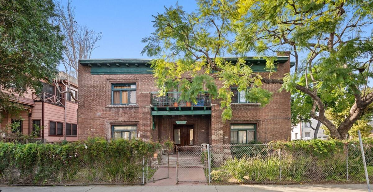 Apartment for rent at 2101 Bonsallo Ave, Venice, CA 90291