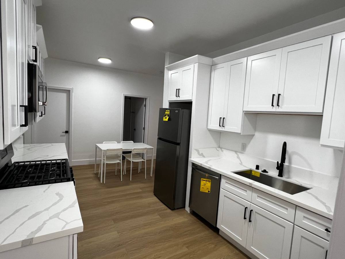 Apartment for rent at 2101 Bonsallo Ave, Venice, CA 90291