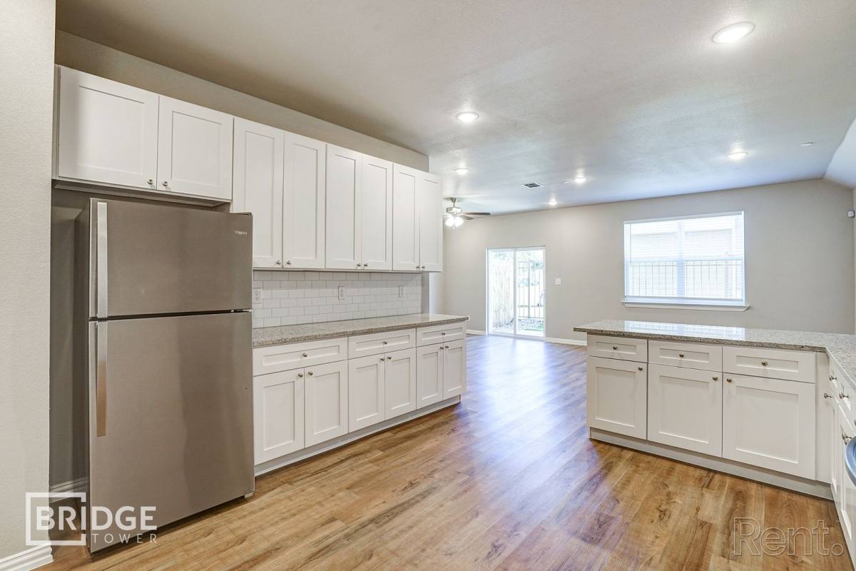 Townhouse for rent at 1041 E Golden Lane, Burleson, TX 76028
