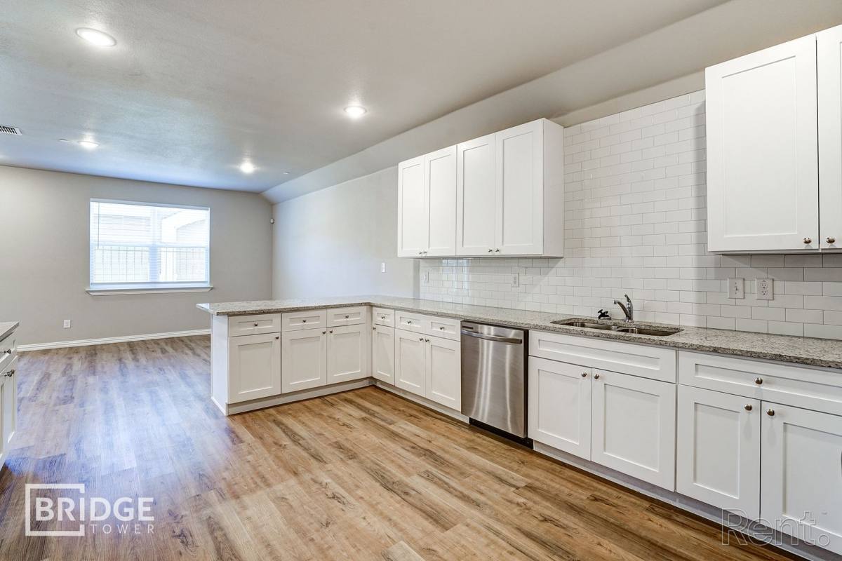 Townhouse for rent at 1041 E Golden Lane, Burleson, TX 76028