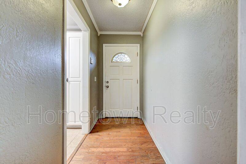 House for rent at 320 Cedar Crest Dr, Edmond, OK 73003