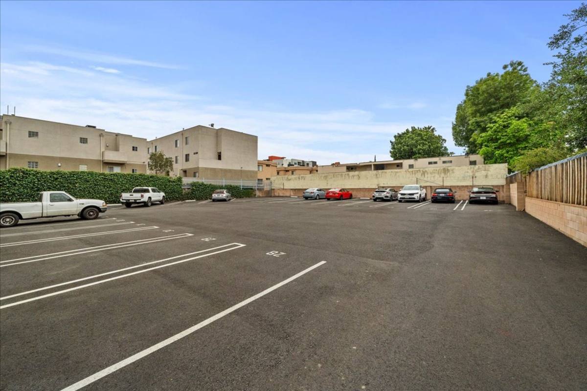 Apartment for rent at 6831 Independence Ave, Canoga Park, CA 91303