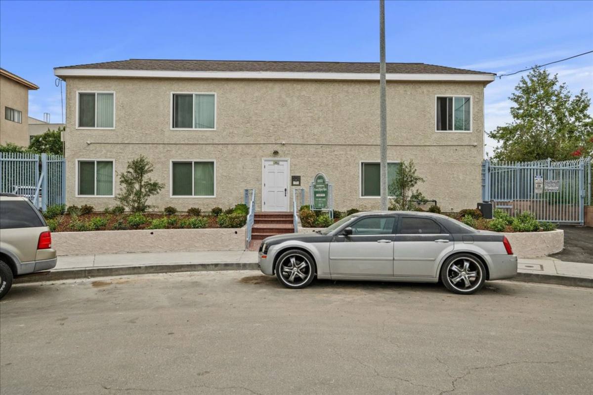 Apartment for rent at 6831 Independence Ave, Canoga Park, CA 91303