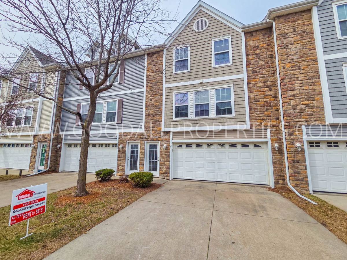 Townhouse for rent at 324 NE Sandalwood, Waukee, IA 50263