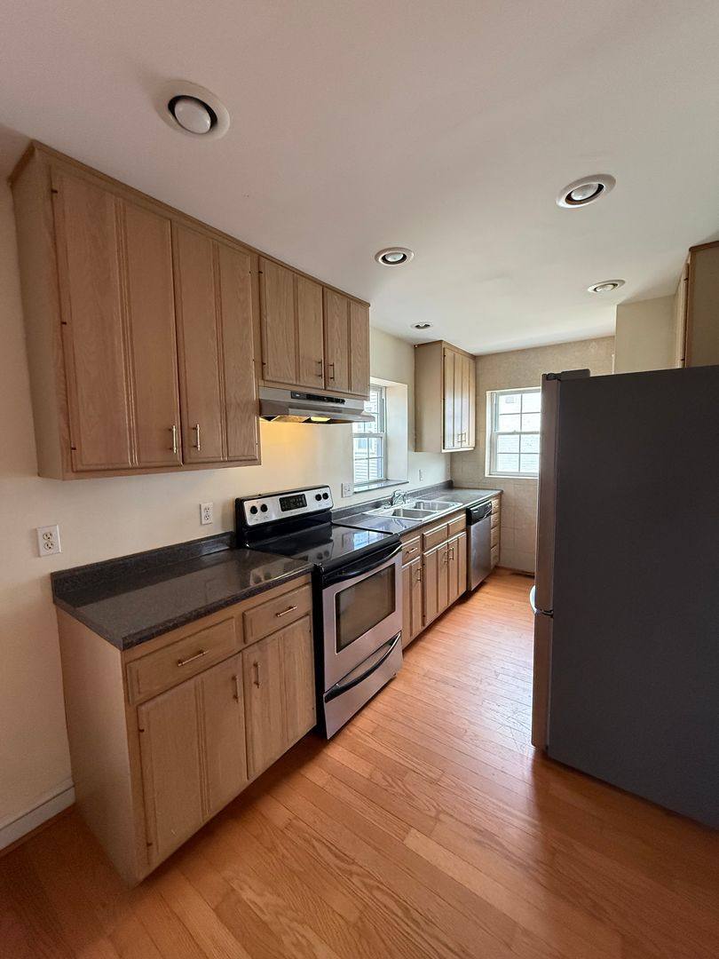 House for rent at 8661 Litzsinger Rd, Saint Louis, MO 63144