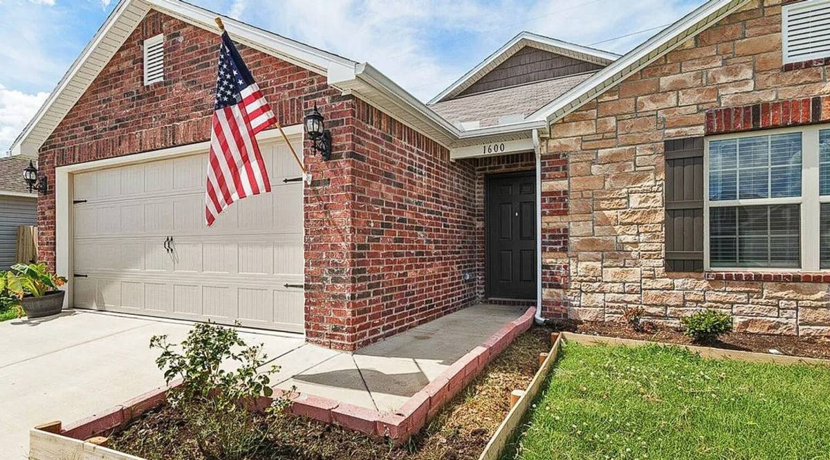 House for rent at 1600 Edinburgh Dr, Centerton, AR 72719