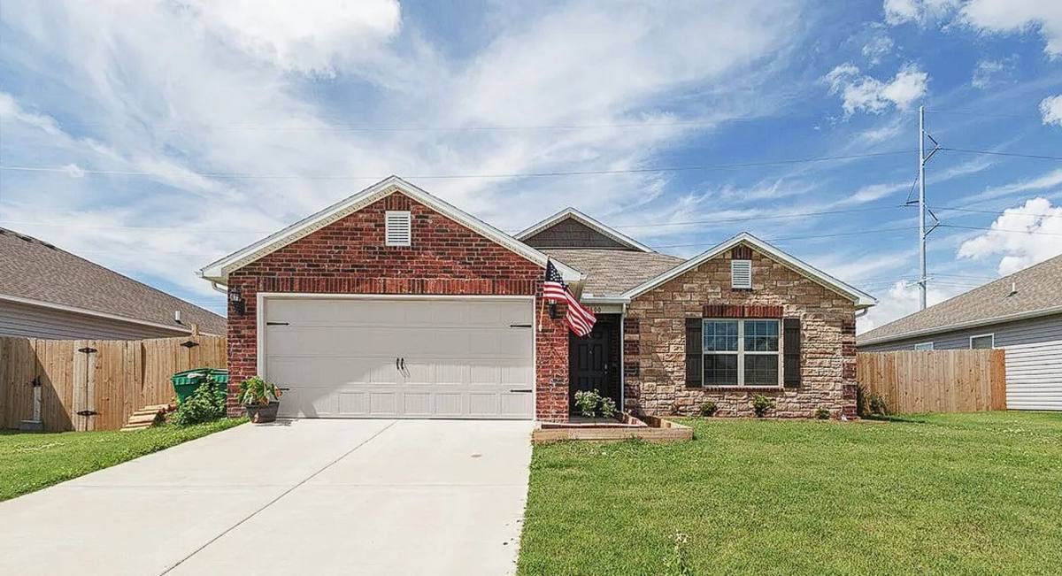 House for rent at 1600 Edinburgh Dr, Centerton, AR 72719