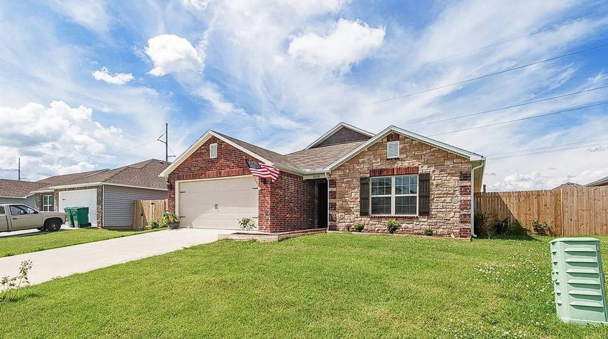 House for rent at 1600 Edinburgh Dr, Centerton, AR 72719