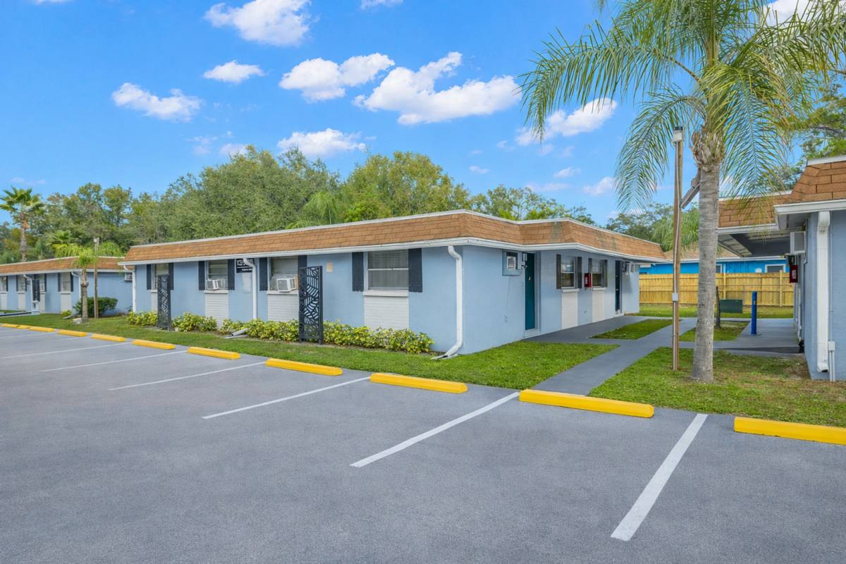 Apartment for rent at 13911 N 19th St, Tampa, FL 33613