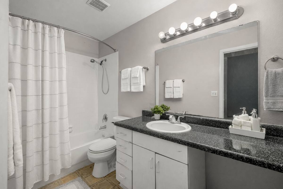Apartment for rent at 13911 N 19th St, Tampa, FL 33613
