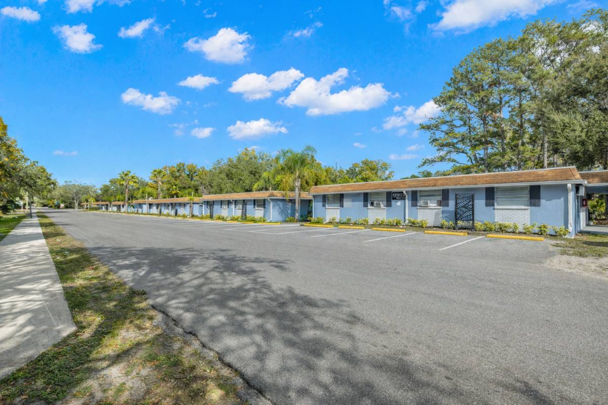 Apartment for rent at 13911 N 19th St, Tampa, FL 33613