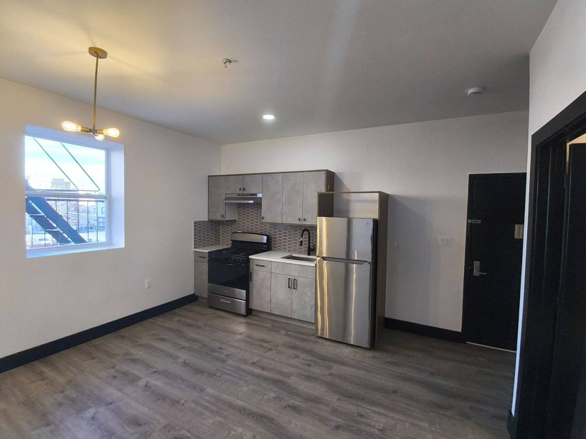 Apartment for rent at 11 Thomas St, Newark, NJ 07114