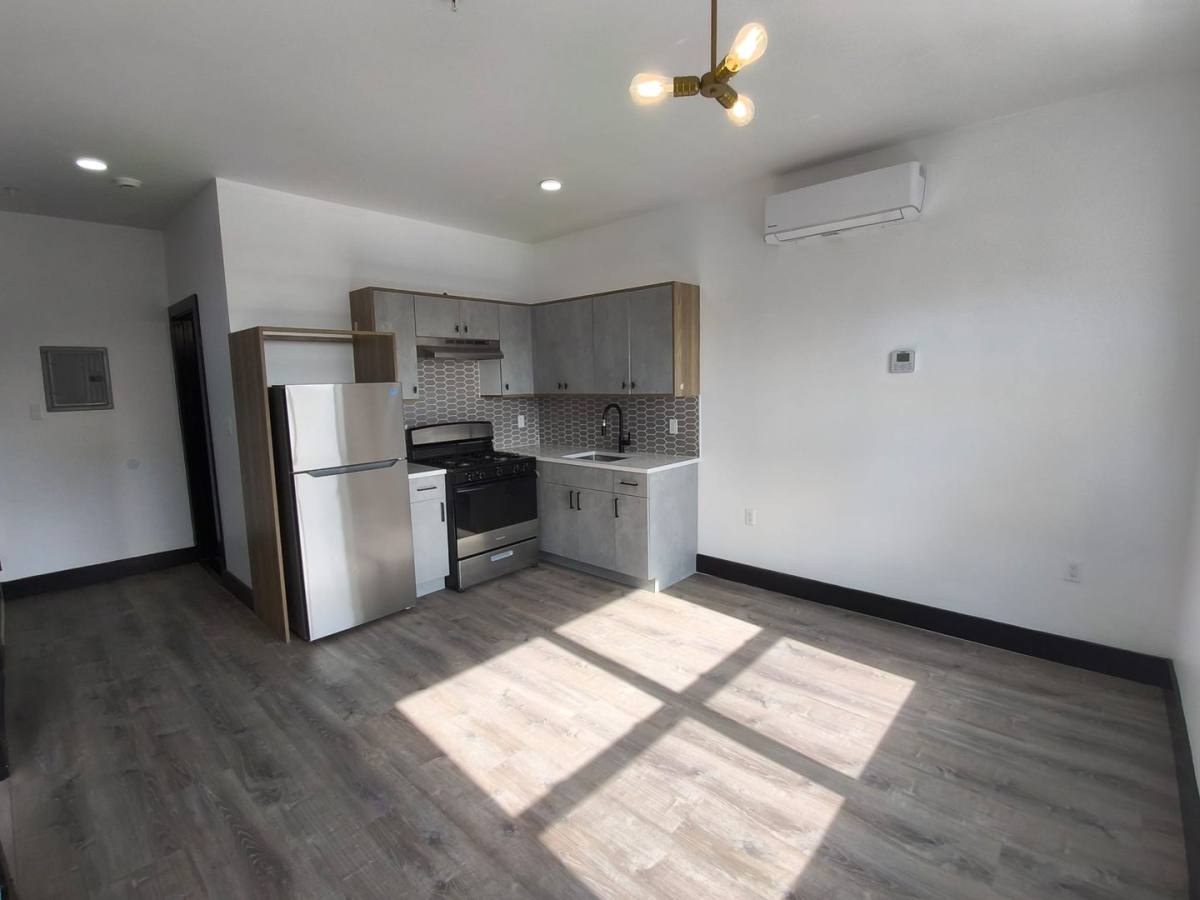 Apartment for rent at 11 Thomas St, Newark, NJ 07114