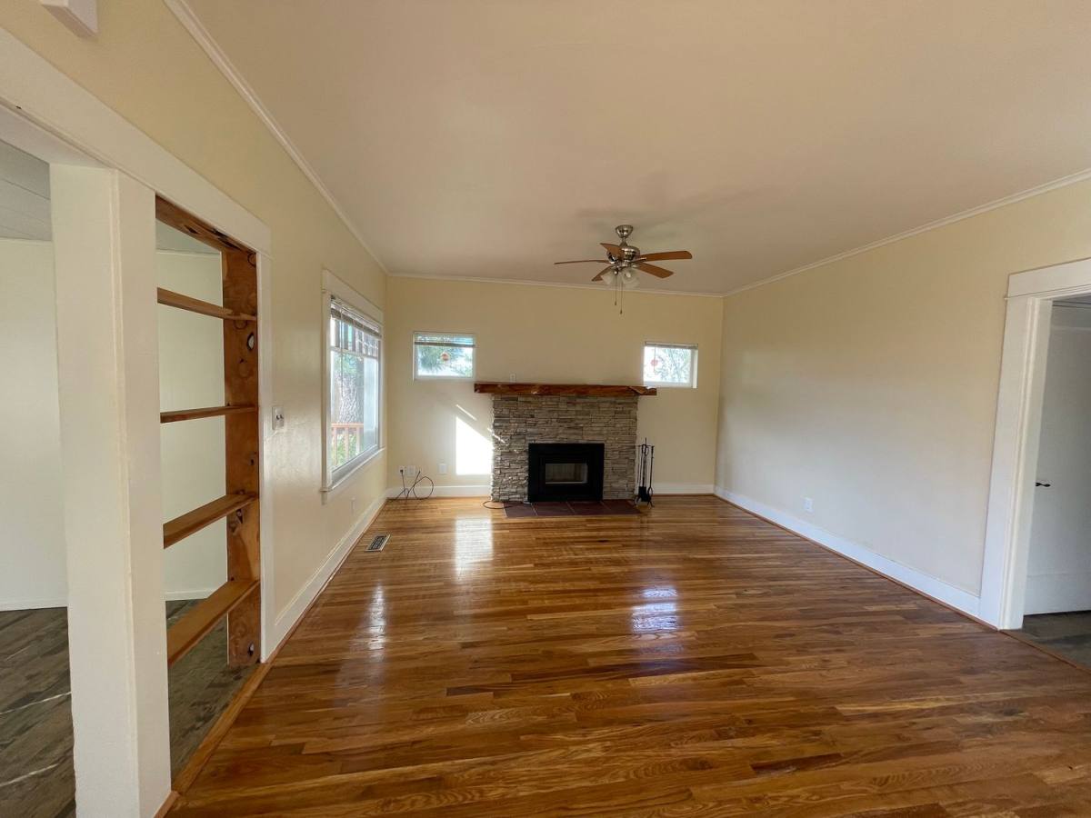 House for rent at 1001 Lozier Lane, Medford, OR 97501