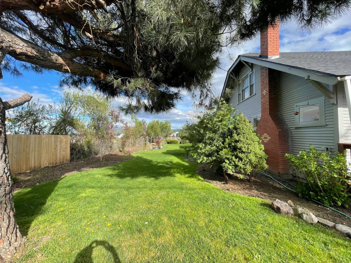 House for rent at 1001 Lozier Lane, Medford, OR 97501