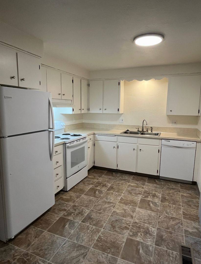 Apartment for rent at 1341 W Hayes St, Woodburn, OR 97071